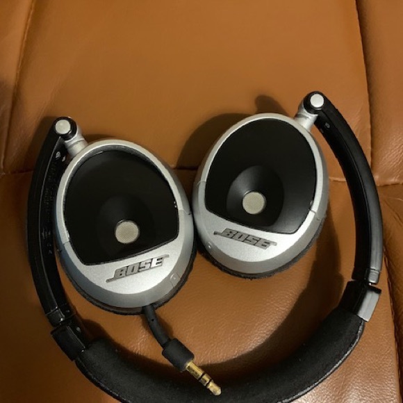 Bose On Ear Headphones - Picture 2 of 4